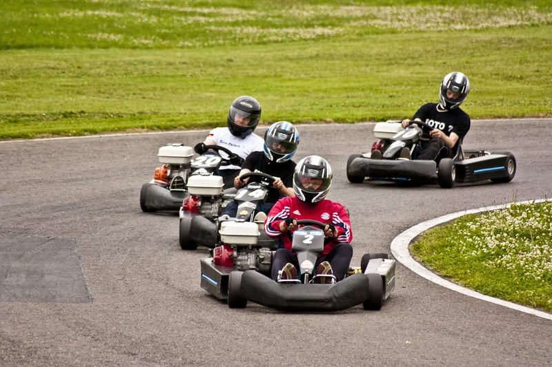 Conseils pour débuter en karting : équipez-vous et maîtrisez les techniques en 2026
